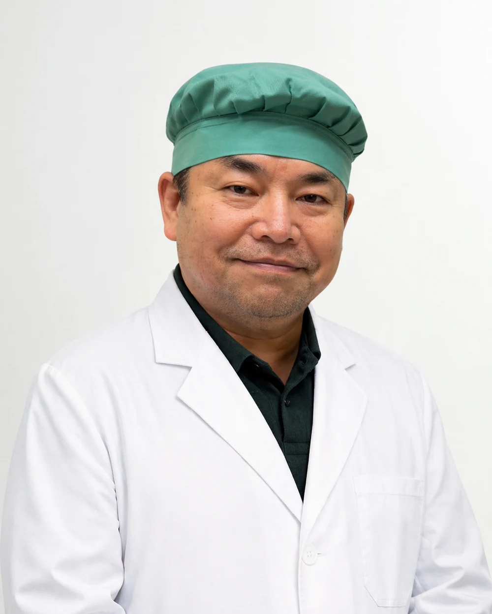 白衣を着た佐武晃幸の写真